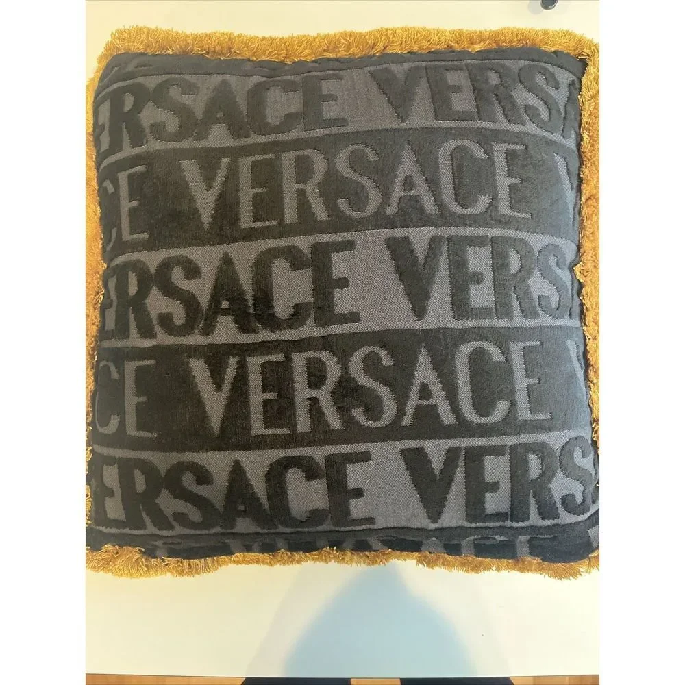 Versace LogoMania Medusa Kissen Pillow Cushion 17 x 17 Schwarz Gold Reticket Tag